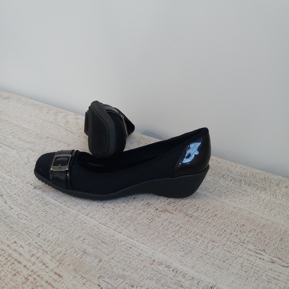 Shoes - Wedge heel black shoe . Size 7.5.